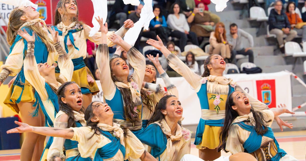 Grupo de patinaje artístico con vestuario azul y dorado en plena coreografía — foto de Pablo González